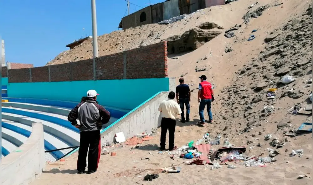 La Liga de Fútbol de Chimbote tuvo que construir de emergencia unos muros sobre las paredes de las tribunas para evitar más deslizamientos. Foto: Contraloría La Liga de Fútbol de Chimbote tuvo que construir de emergencia unos muros sobre las paredes de las tribunas para evitar más deslizamientos. Foto: Contraloría
