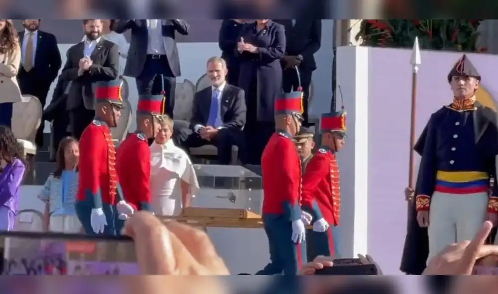 Felipe VI observa el anda de la espada del libertador Simón Bolívar. Foto: Pablo Iglesias/Twitter