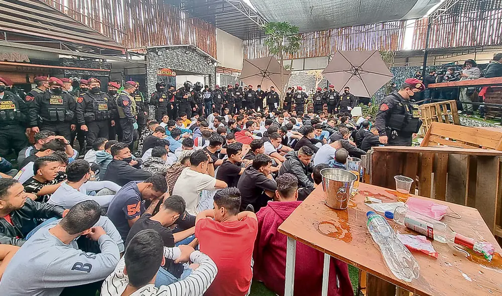 Sin control. La mayoría de los intervenidos era de procedencia extranjera. El local funcionaba en la mañana sin licencia municipal. Era una guarida de sicarios. Foto: Omar Coca/ URPI-LR