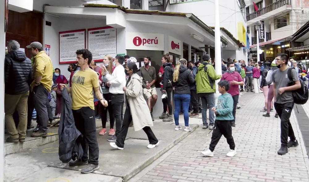 Desorden en Aguas Calientes. Muchos visitantes forman largas colas para conseguir un boleto. El turismo sigue en crisis. Foto: difusión Desorden en Aguas Calientes. Muchos visitantes forman largas colas para conseguir un boleto. El turismo sigue en crisis. Foto: difusión