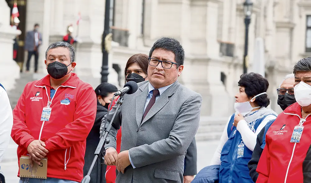 Sin rumbo. El ministro de Salud, recomendado por Perú Libre, no ha dado la talla en el sector. Se necesita más liderazgo. Foto: Félix Contreras/La República Sin rumbo. El ministro de Salud, recomendado por Perú Libre, no ha dado la talla en el sector. Se necesita más liderazgo. Foto: Félix Contreras/La República
