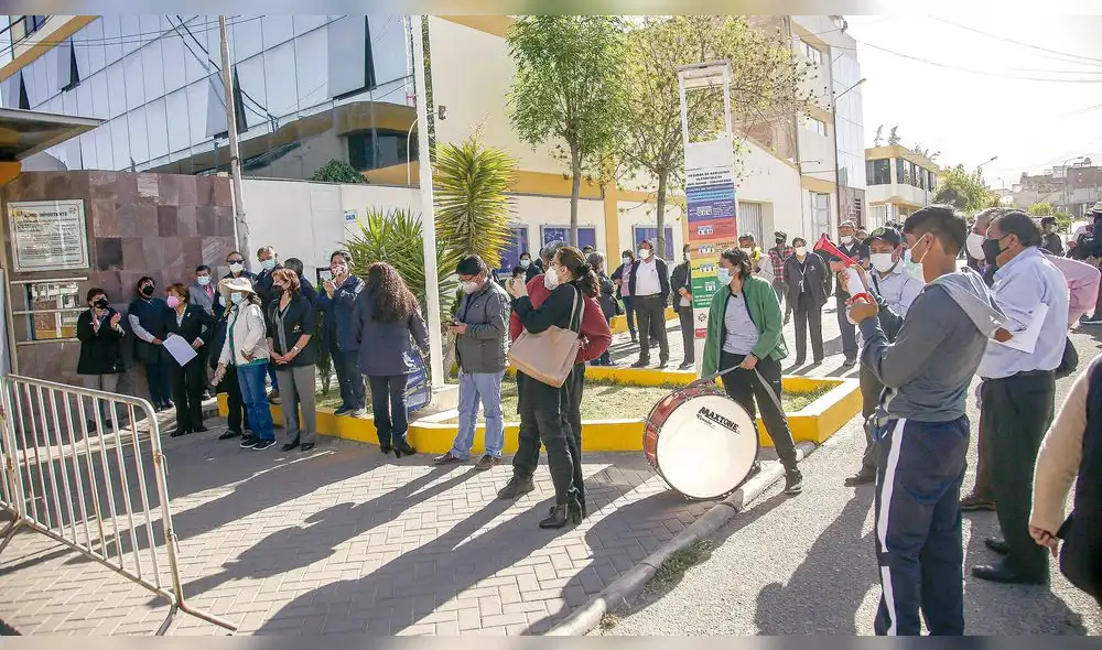 Se quebró. Trabajadores de salud levantaron huelga luego que negociaran con gerente Nova. Foto: La República/Rodrigo Talavera