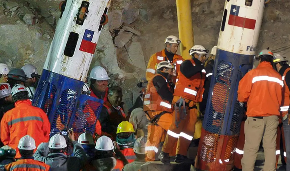 Al menos 33 mineros quedaron atrapados a unos 720 metros de profundidad en una mina ubicada al norte de Chile y su rescate fue seguido por millones de personas. Foto: composición LR/AFP