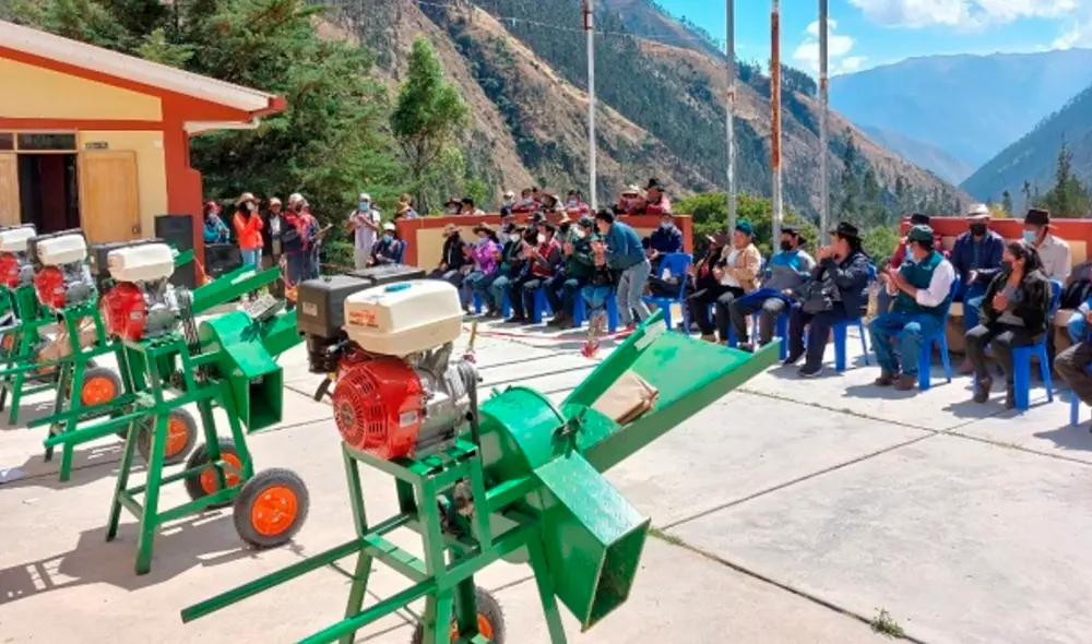 La entrega de estos implementos se realizó durante una actividad que contó con integrantes de Agro Rural. Foto: Andina