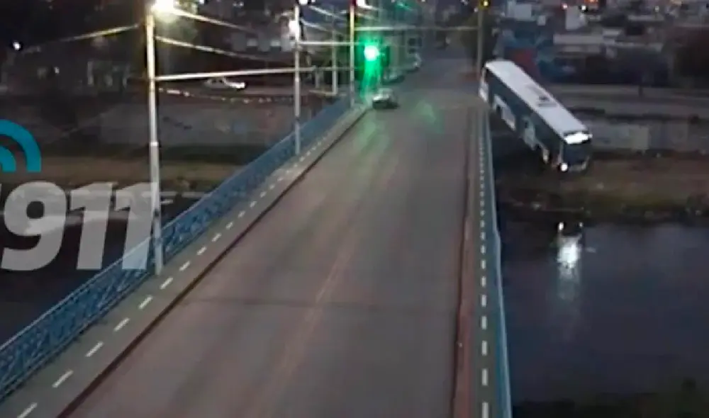 Un bus cae de un puente en Córdoba (Argentina) tras ser impactado por otro vehículo que iba a alta velocidad. Foto: captura video/infobae