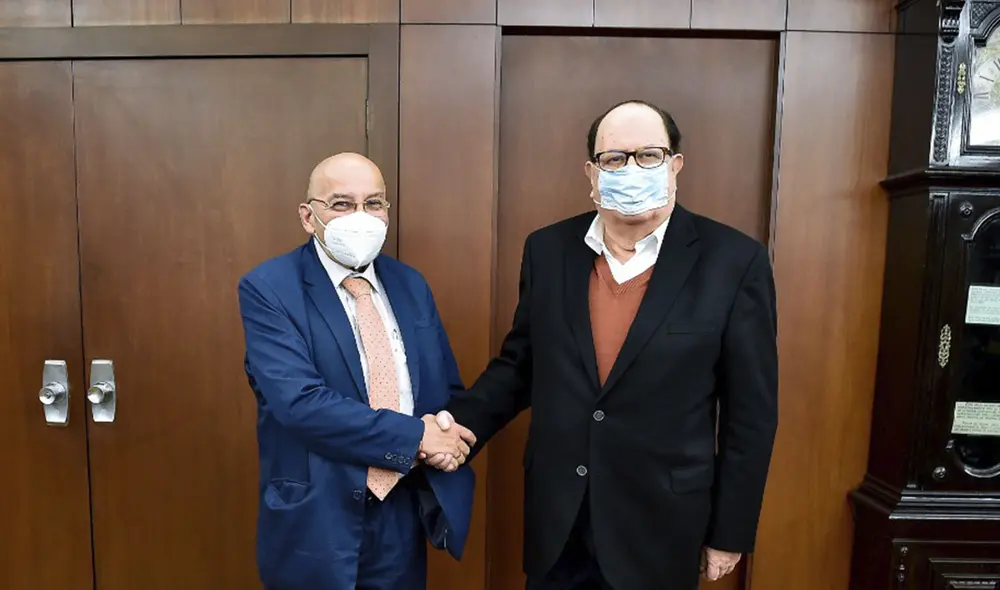 A la izquierda, Kurt Burneo, ministro de Economía y Finanzas; a la derecha, Julio Velarde, presidente del Banco Central de Reserva. Foto: MEF A la izquierda, Kurt Burneo, ministro de Economía y Finanzas; a la derecha, Julio Velarde, presidente del Banco Central de Reserva. Foto: MEF