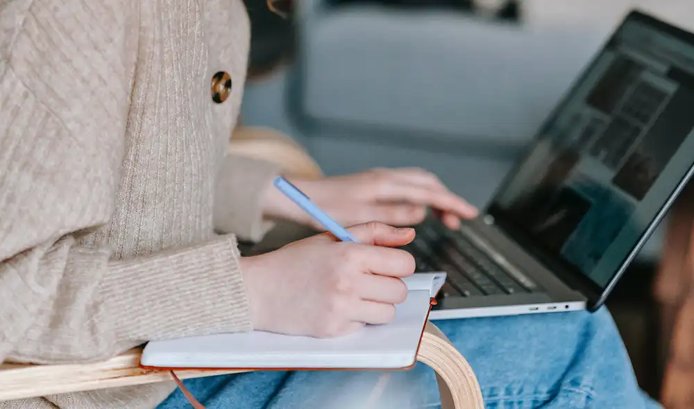 La plataforma de AVI permite practicar todos los temas del curso de inglés de forma gratuita. Foto: Pexels