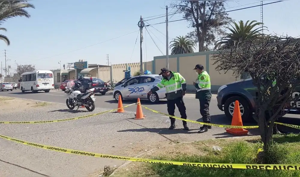 Tacna. Agentes de la Policía acordonaron la zona donde se produjo el asalto. Foto: La República Tacna. Agentes de la Policía acordonaron la zona donde se produjo el asalto. Foto: La República