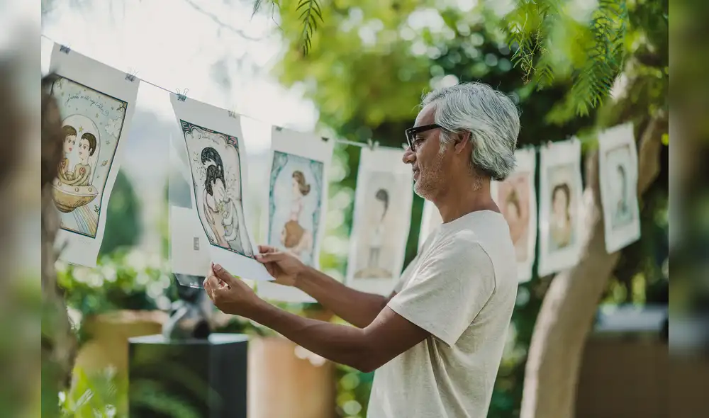 Artista peruano Fito Espinosa en intervención pública con sus trabajos artísticos. Foto: difusión.