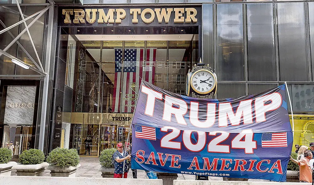 Al río revuelto. Un cartel de campaña electoral apareció en la puerta de la célebre Torre Trump en la ciudad de Nueva York. Foto: EFE Al río revuelto. Un cartel de campaña electoral apareció en la puerta de la célebre Torre Trump en la ciudad de Nueva York. Foto: EFE