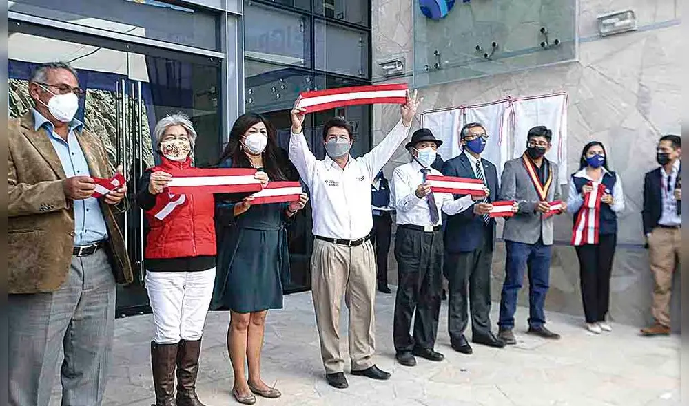 Corte de cinta.  El presidente Castillo llegó a Sachaca para inaugurar el observatorio. Dijo que su gobierno apoyará la ciencia. Foto: La República