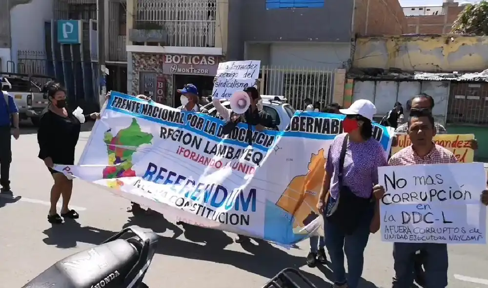 Artistas de la región Lambayeque protestaron frente a la DDC por irregularidades en la gestión del actual director. Foto: captura de vídeo/ Tvi Noticias Artistas de la región Lambayeque protestaron frente a la DDC por irregularidades en la gestión del actual director. Foto: captura de vídeo/ Tvi Noticias