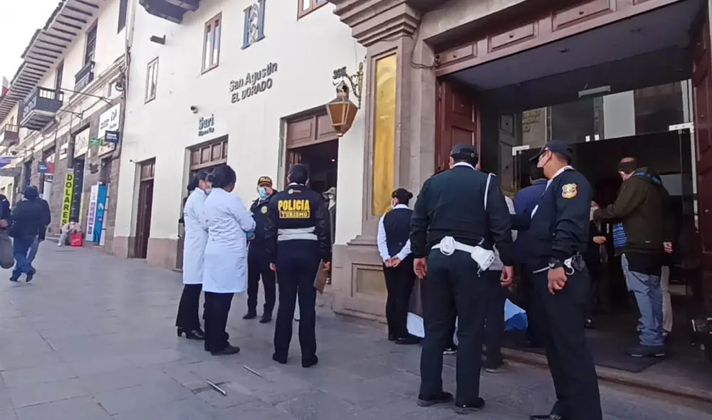 Policía de Turismo aseguró la zona y, una hora y media después, representantes del Ministerio Público realizaron el levantamiento del cadáver. Foto: Alexander Flores/URPI-LR