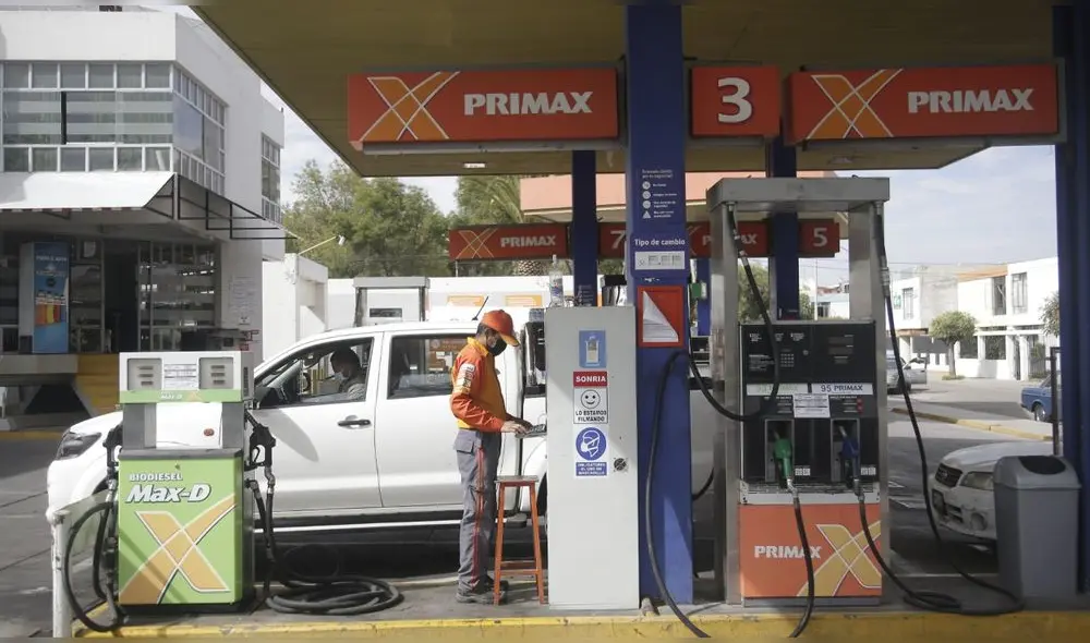Los precios de referencia de la mayoría de combustibles cayeron por novena semana consecutiva en Perú. Foto: La República