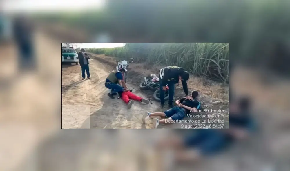 Tras persecución fueron detenidos dos de los asaltantes en una trocha carrozable. Foto: captura de video de PNP