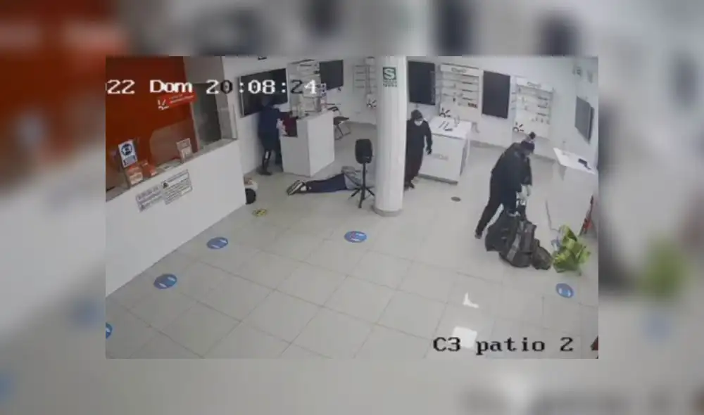 Roban S/ 120.000 en equipos en una tienda de la empresa Claro, ubicada en el distrito de Chimbote. Foto: RSD Roban S/ 120.000 en equipos en una tienda de la empresa Claro, ubicada en el distrito de Chimbote. Foto: RSD