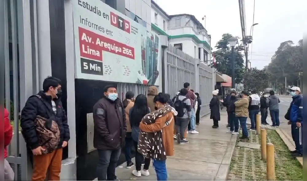 Acudieron al centro de estudios para realizar sus reclamos de forma presencial, dado que por medio virtual no habían obtenido respuesta. Foto: captura video LR