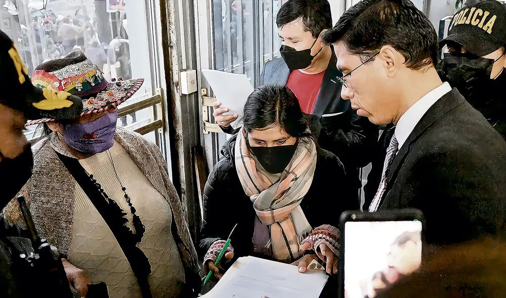 El dato. Yenifer Paredes Navarro en el Ministerio Público, un día después que la Fiscalía y la Policía la buscaran sin suerte en Palacio de Gobierno. Foto: difusión El dato. Yenifer Paredes Navarro en el Ministerio Público, un día después que la Fiscalía y la Policía la buscaran sin suerte en Palacio de Gobierno. Foto: difusión