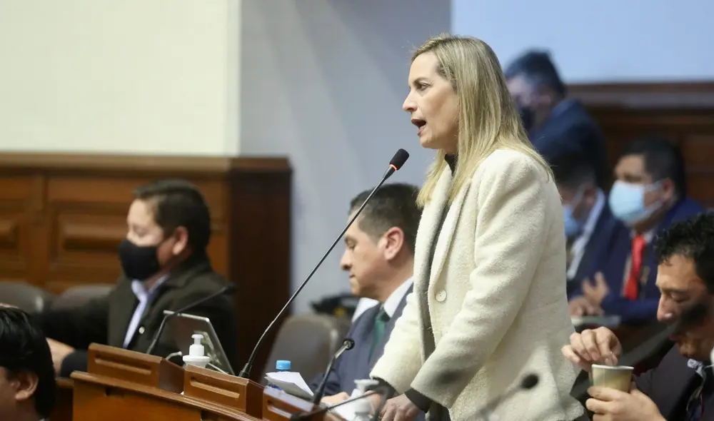 María del Carmen Alva protagonizaría más adelante un incidente en el pleno al tras agredir a Isabel Cortez. Foto: Congreso María del Carmen Alva protagonizaría más adelante un incidente en el pleno al tras agredir a Isabel Cortez. Foto: Congreso