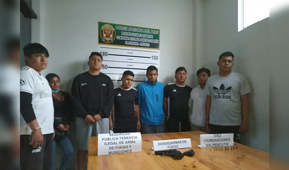 Los intervenidos escondían pistolas y municiones. Foto: PNP Los intervenidos escondían pistolas y municiones. Foto: PNP