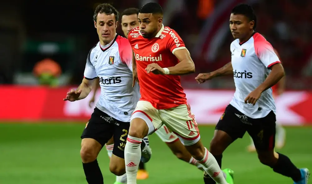 Rojinegros y colorados se enfrentan por la vuelta de los octavos de final de la Copa Sudamericana. Foto: EFE Rojinegros y colorados se enfrentan por la vuelta de los octavos de final de la Copa Sudamericana. Foto: EFE