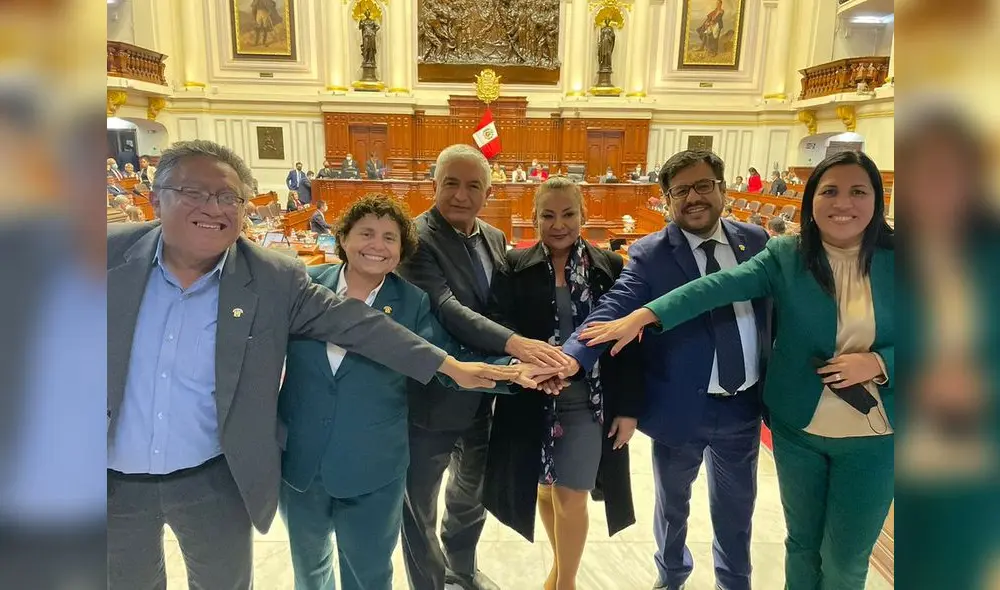 Kira Alcarraz renunció a Somos Perú al estar inconforme con la incorporación de Esdras Medina a la bancada. Foto: Twitter de Alcarraz