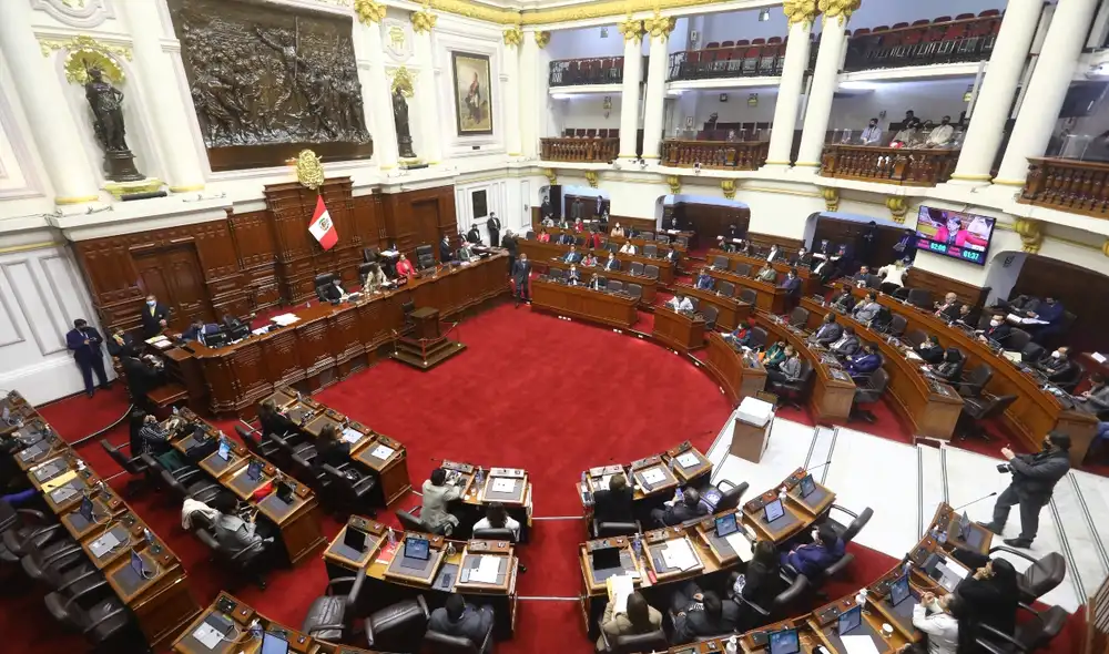 El Pleno del Congreso también sesiona para conformar las comisiones ordinarias de esta legislatura. Foto: composición Fabrizio Oviedo / La República