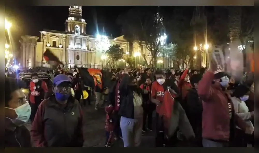 Cientos de arequipeños se encuentran en plaza de Armas de Arequipa. Foto: captura de La República