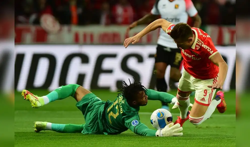 Estirada. Cáceda atajó bien en los 90 minutos de juego y mejor en los penales ante Internacional. Foto: EFE