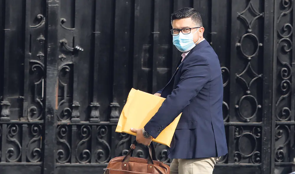 Papel. Ministro Geiner Alvarado firmó decreto de urgencia. Foto: Félix Contreras/La República Papel. Ministro Geiner Alvarado firmó decreto de urgencia. Foto: Félix Contreras/La República