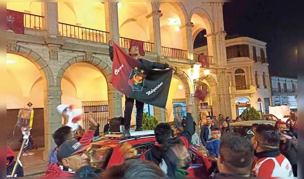 Festejo. La Plaza de Armas fue el refugio de los hinchas melgarianos para gritar de emoción. Foto: La República