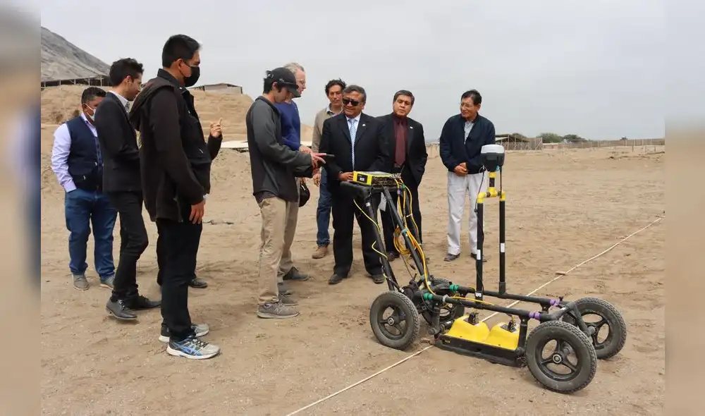 Investigadores durante el trabajo de campo con georadar. Foto: UNT