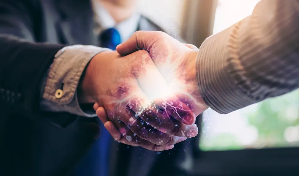 La electricidad estática puede manifestarse en casi cualquier lugar y momento, dependiendo de las circunstancias. Foto: Composición LR