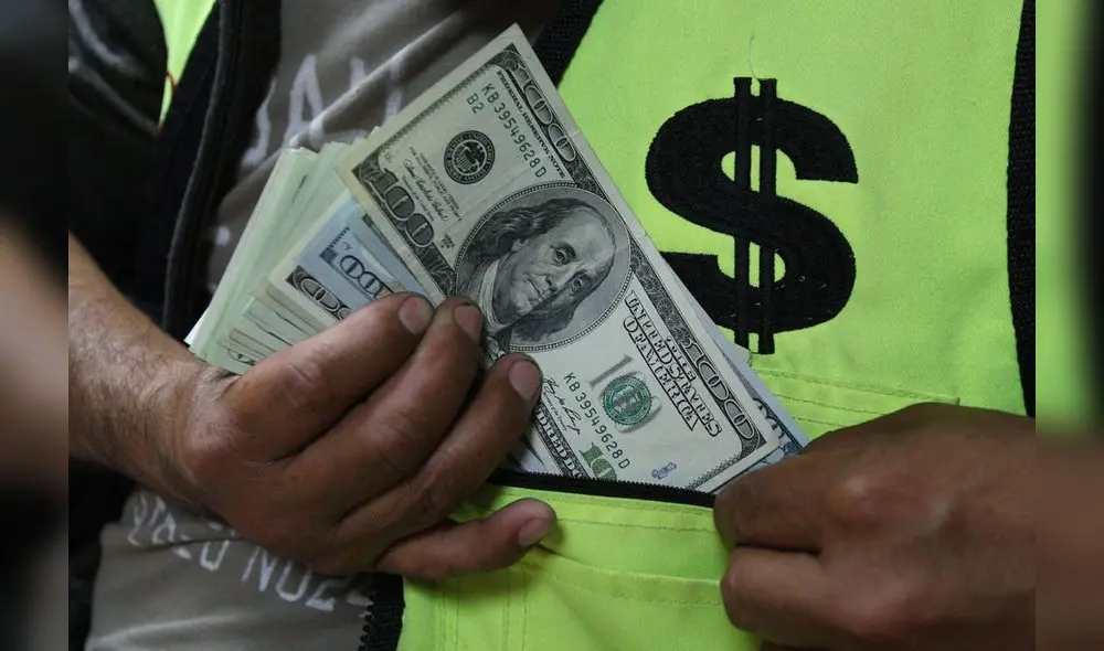 El dólar en el mercado paralelo cotizaba a S/ 3,830 la compra y S/ 3,880 la venta. Foto: Andina El dólar en el mercado paralelo cotizaba a S/ 3,830 la compra y S/ 3,880 la venta. Foto: Andina