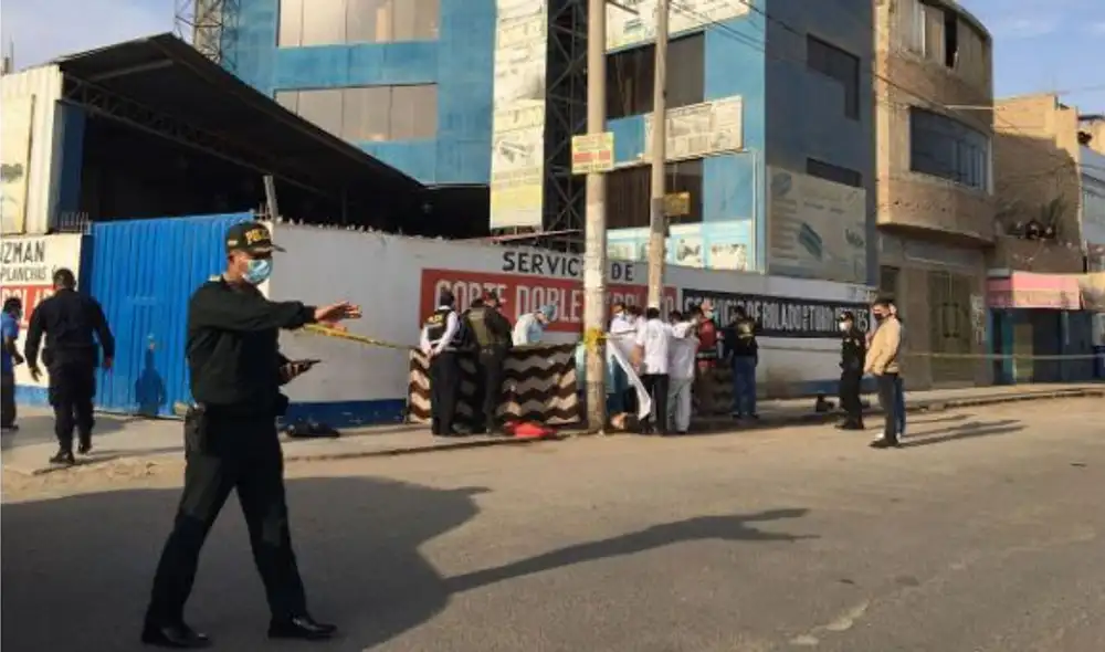Enfrentamiento entre policías y sujetos terminó con un fallecido. Foto: La República Enfrentamiento entre policías y sujetos terminó con un fallecido. Foto: La República
