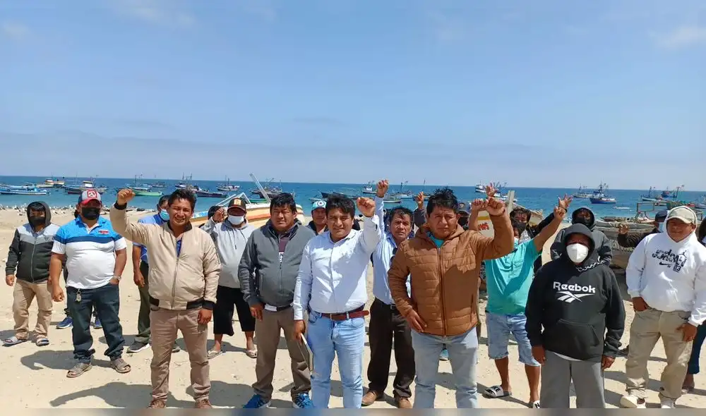 Los gremios de pescadores se reunieron en asamblea en la caleta Constante. Foto: Juan Nunura