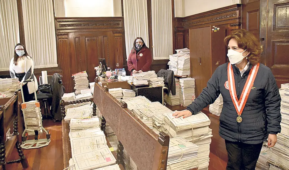 Todo un día. Elvia Barrios, titular del PJ, supervisó la jornada ininterrumpida de diligencias.