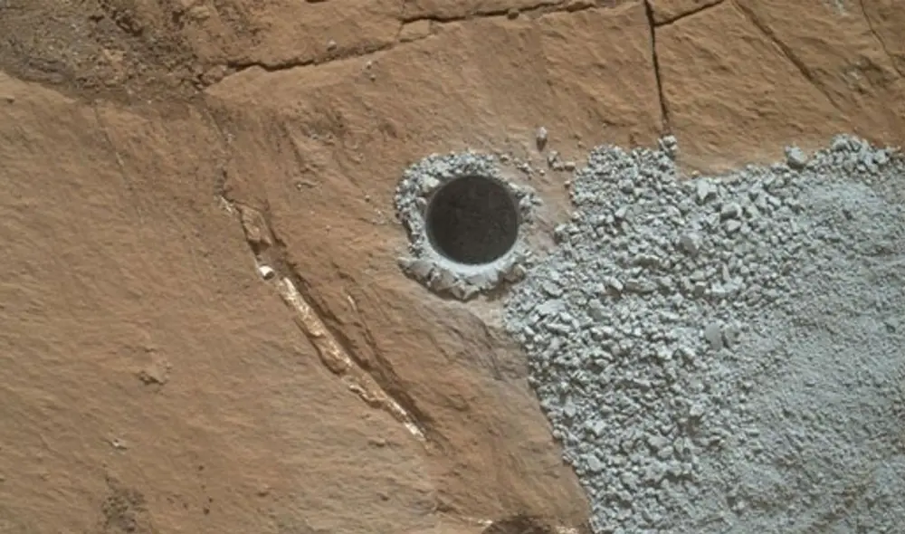 Polvo extraído de una roca por el róver Curiosity de la NASA. Un análisis posterior reveló que contenía tridimita. Foto: NASA