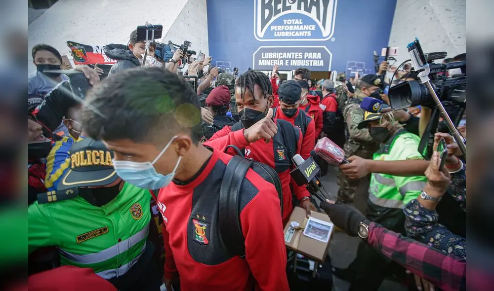 Decenas de hinchas recibieron a Melgar en el aeropuerto Ballón Farfán. Foto: Rodrigo Talavera/La República Decenas de hinchas recibieron a Melgar en el aeropuerto Ballón Farfán. Foto: Rodrigo Talavera/La República