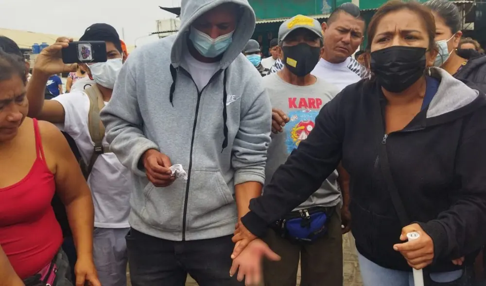 Comerciantes informales insisten en invadir vías públicas de mercado. Foto: La República. Comerciantes informales insisten en invadir vías públicas de mercado. Foto: La República.