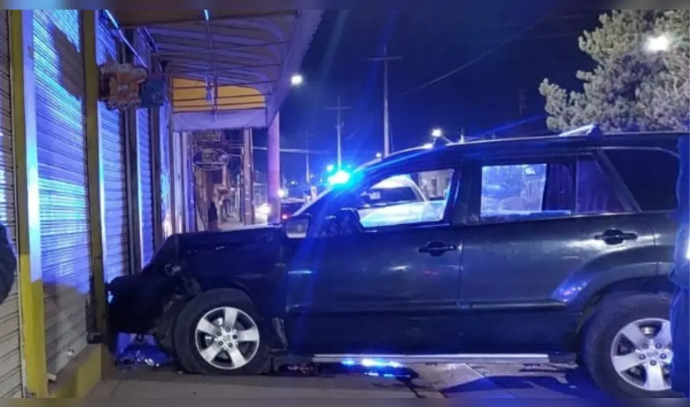 Conductor del vehículo se estrelló contra la puerta de una tienda comercial. Foto: Serenazgo Juliaca