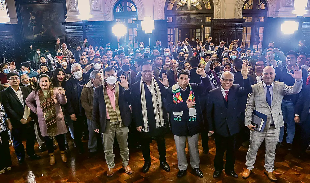 En Palacio. Castillo tuvo encuentro con dirigentes sociales de Lima y Callao que lo vivaron en un salón. Al día siguiente hizo lo mismo con líderes regionales. Foto: SEPRES En Palacio. Castillo tuvo encuentro con dirigentes sociales de Lima y Callao que lo vivaron en un salón. Al día siguiente hizo lo mismo con líderes regionales. Foto: SEPRES
