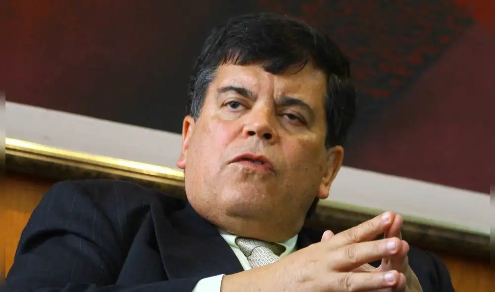 Carlos paredes.  Su libro es un recopilatorio de artículos que analiza la coyuntura política. Foto: La República/Rodrigo Talavera