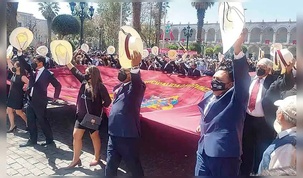Al ritmo de carnaval. Autoridades ingresan a la Plaza de Armas y saludan al público con sus sombreros. Foto: La República Al ritmo de carnaval. Autoridades ingresan a la Plaza de Armas y saludan al público con sus sombreros. Foto: La República