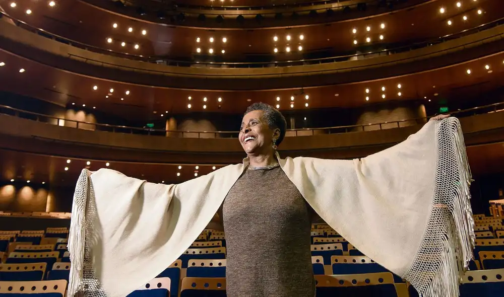 Susana Baca publicó la primera parte de su autobiografía, donde narra su infancia y sus duros inicios en la música. Foto: La República / John Reyes Susana Baca publicó la primera parte de su autobiografía, donde narra su infancia y sus duros inicios en la música. Foto: La República / John Reyes