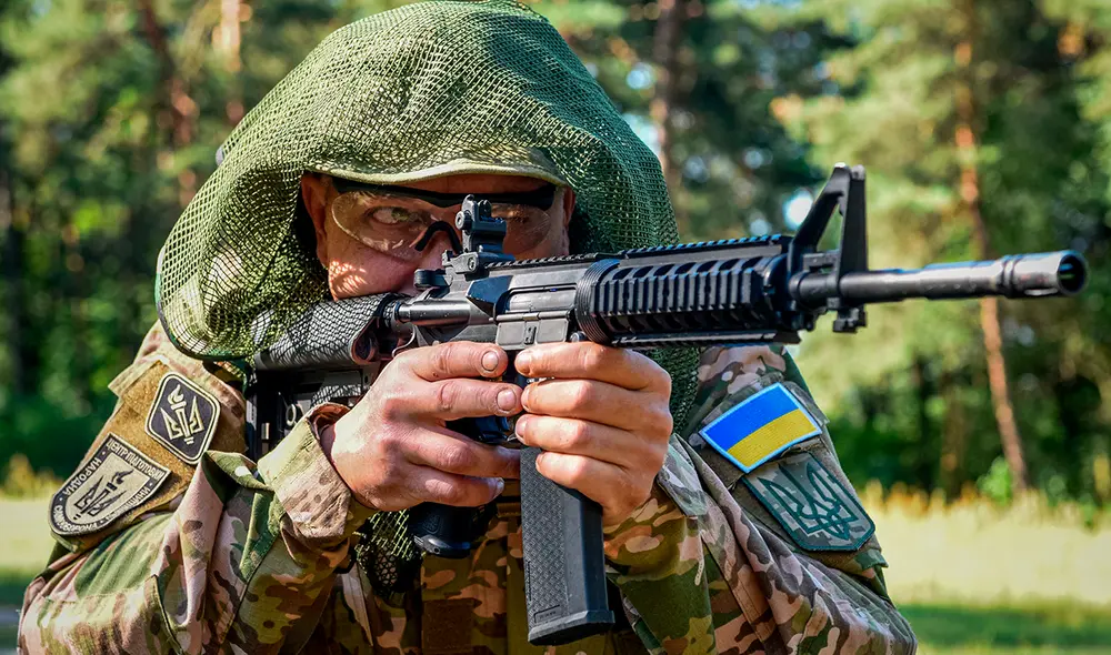 En el interior de los bosques y rodeados por restos de misiles rusos, las tropas ucranianas mantienen la trinchera. Foto: AFP En el interior de los bosques y rodeados por restos de misiles rusos, las tropas ucranianas mantienen la trinchera. Foto: AFP