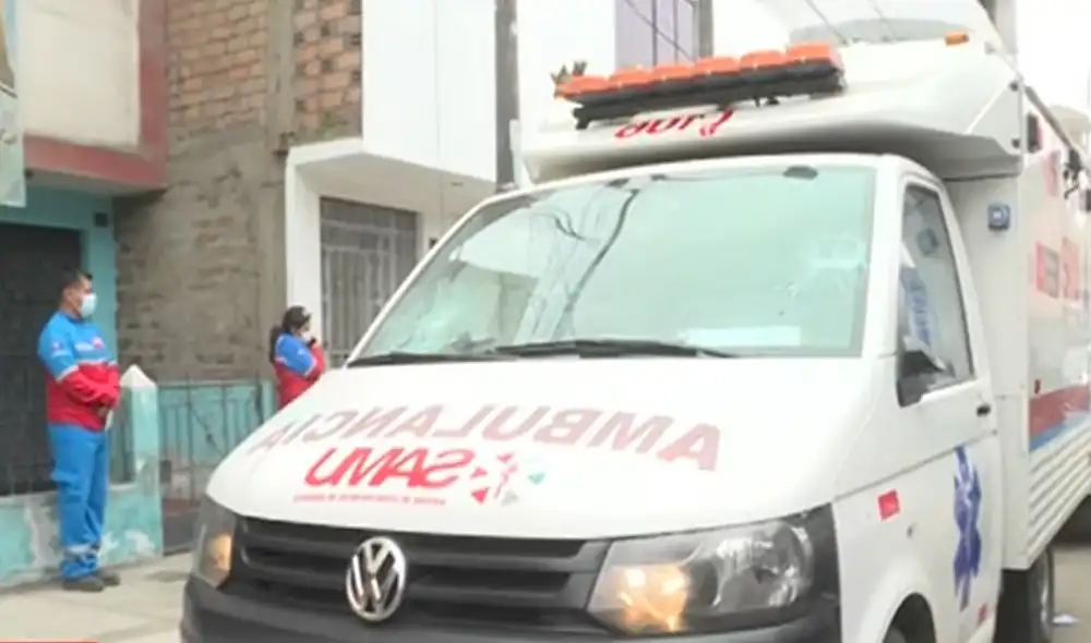 Explicaron que fueron golpeados con ladrillos que cayeron sobre el parabrisas, destrozándolo y afectando la móvil del personal de salud del Samu. Foto: captura de Panamericana Explicaron que fueron golpeados con ladrillos que cayeron sobre el parabrisas, destrozándolo y afectando la móvil del personal de salud del Samu. Foto: captura de Panamericana
