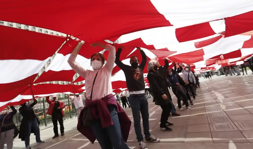 Alza de banderas en el Paseo de los Héroes Navales.  Foto: Antonio Melgarejo/La República
