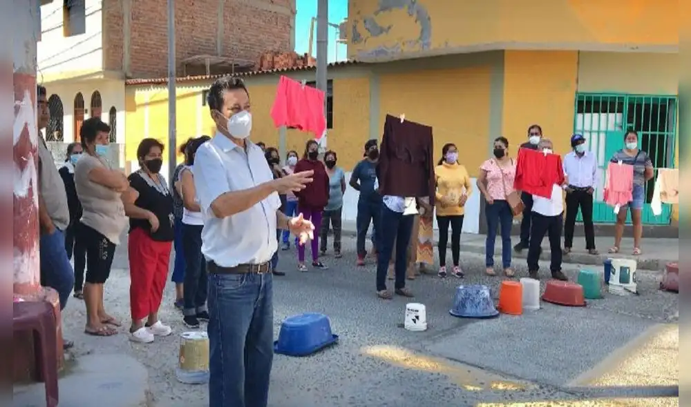 Vecinos protestan y exigen la reposición del servicio de agua. Foto: Noticias Piura 3.0 Vecinos protestan y exigen la reposición del servicio de agua. Foto: Noticias Piura 3.0