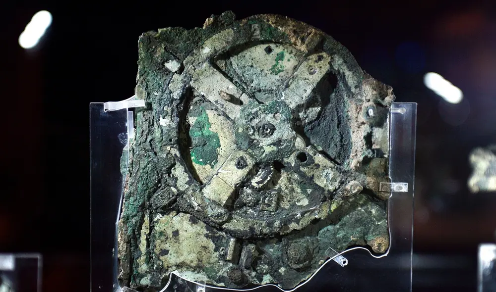 El mecanismo Antikythera, un dispositivo del siglo II a. C, es considerado la computadora más antigua del mundo, ya que rastreaba fenómenos astronómicos y ciclos del sistema solar. Foto: Louisa Gouliamaki / AFP El mecanismo Antikythera, un dispositivo del siglo II a. C, es considerado la computadora más antigua del mundo, ya que rastreaba fenómenos astronómicos y ciclos del sistema solar. Foto: Louisa Gouliamaki / AFP